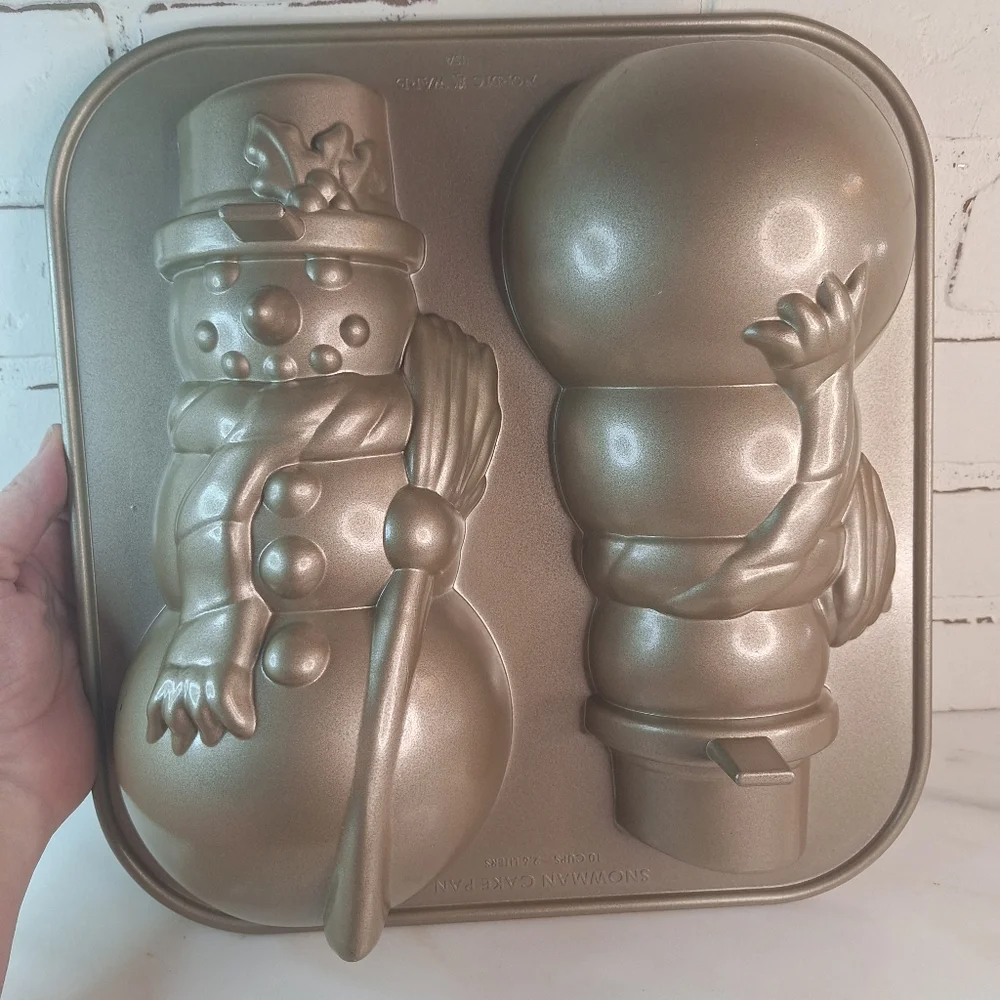 Williams-Sonoma 3D Snowman Cake Pan
